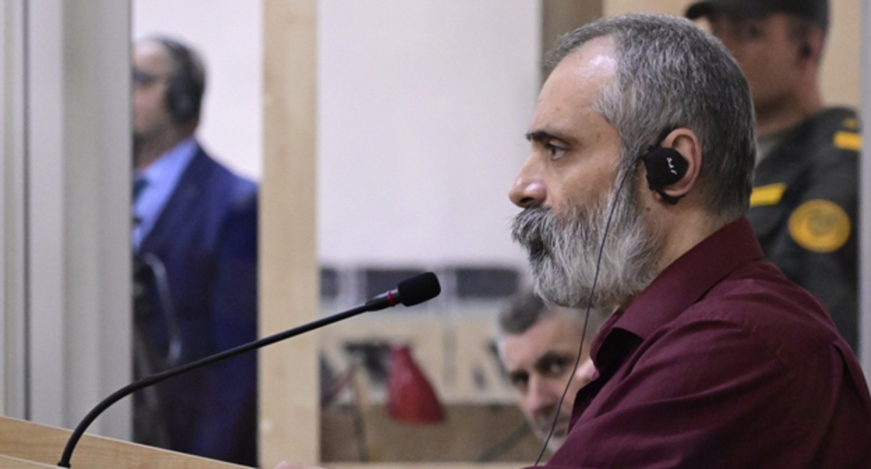 Давид Бабаян в суде. Фото: "Азертадж" azertag.az/ru/xeber/david_babayan_ya_araik_arutyunyan_ruben_vardanyan_i_drugie_vystupali_protiv_integracii_armyanskogo_naseleniya_v_azerbaidzhan-3491131