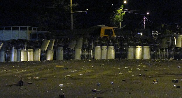 Силовики во время беспорядков в Сари Таг. Фото Тиграна Петросяна для "Кавказского узла"