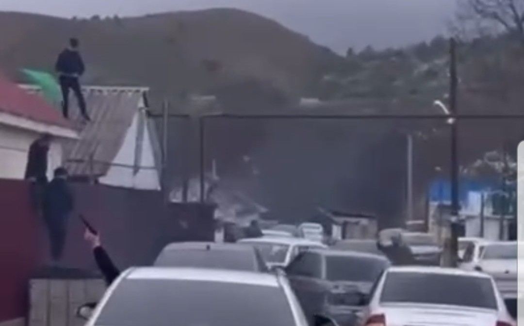 Стрельба в ауле Зеюко. Кадр видео в Telegram-канале chp_kchr https://t.me/chp_kchr/22525