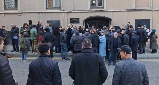 Люди у суда, где проходит разбирательство по делу Abzas Media. Фото: Фатима Мовламлы/JAMnews
