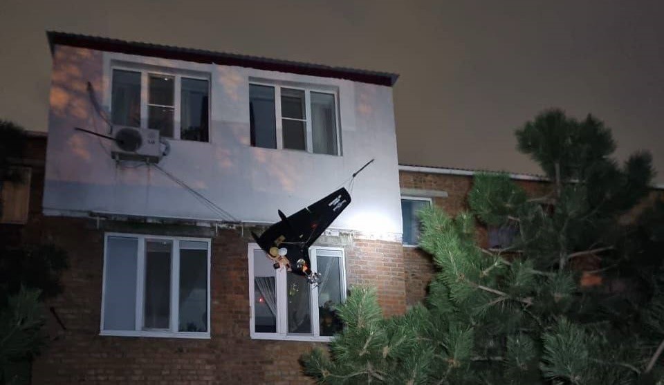 Беспилотник, застрявший в бельевых веревках одного из домов в Аксае Ростовской области. Скриншот из поста телеграм-канала "Краснодар ЧП Краснодар Кубань и юг России" https://t.me/chpyug/4693