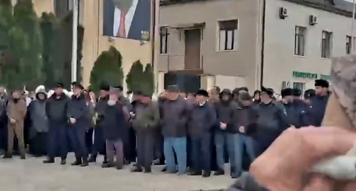 Труп убитого в Ачхой-Мартане выставлен на площади перед администрацией. Стоп-кадр видео, опубликованного в телеграм-канале "ЧП Кавказ"