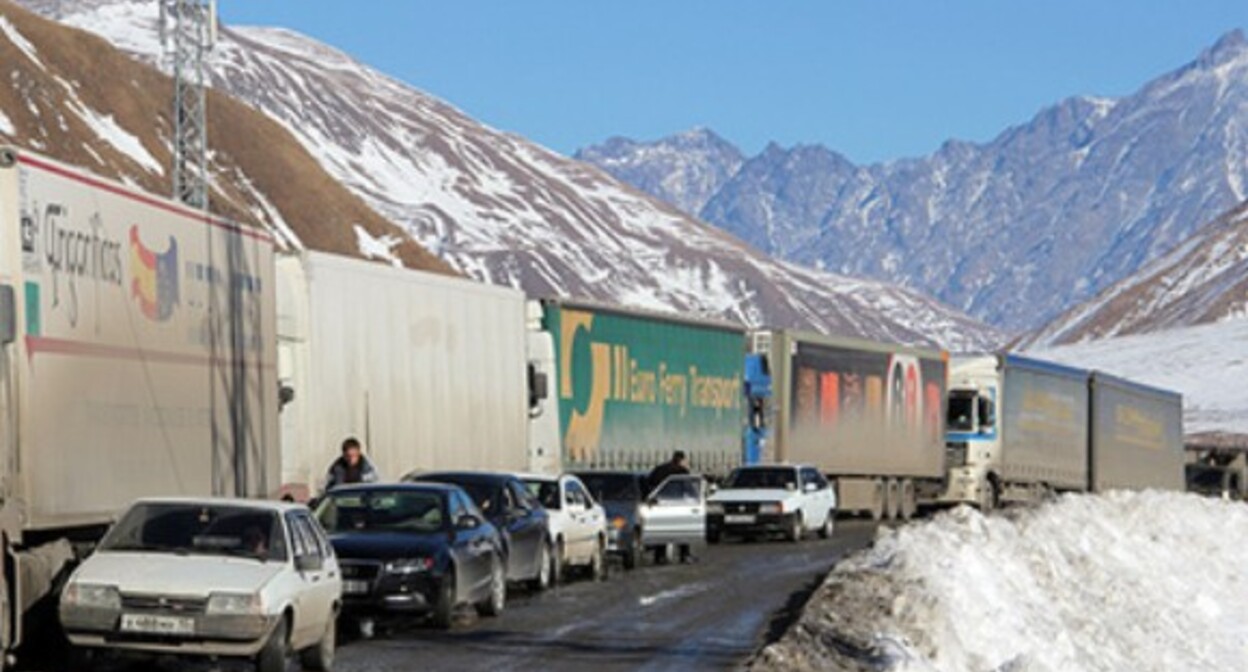 Транспорт на Военно-Грузинской дороге. Фото Ахмеда Альдебирова для "Кавказского узла".