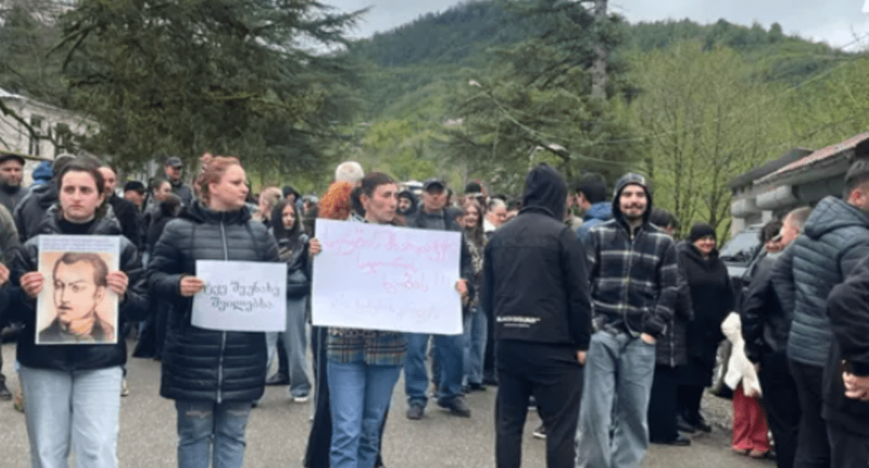 Акция протеста в Сулори. Скриншот фото "Интерпрессньюс" от 12.04.25, https://www.interpressnews.ge/ru/article/167858-v-vani-prokhodit-aktsiia-protesta-protiv-stroitelstva-sulori-ges