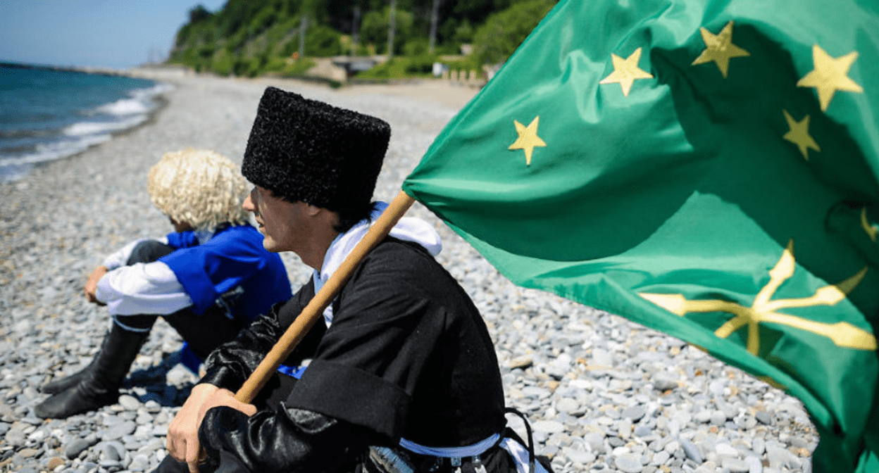 Активисты с черкесским флагом. Скриншот фото "Юга.ру" https://www.yuga.ru/media/18/fe/zns_0337__6e3v3e0.jpg
