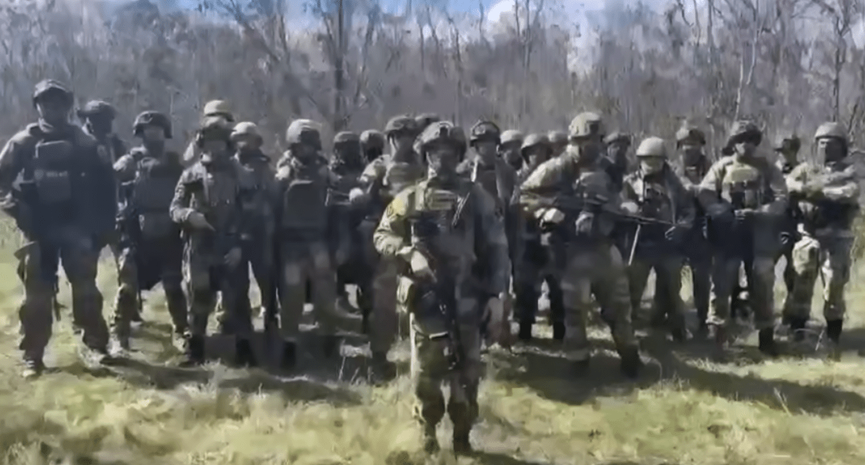 Обращение в поддержку Чермена Валиева. Стоп-кадр видео из Telegram-канала Шамиля Хадулаева от 13.04.25, https://t.me/KhadulaevShamil/10953.