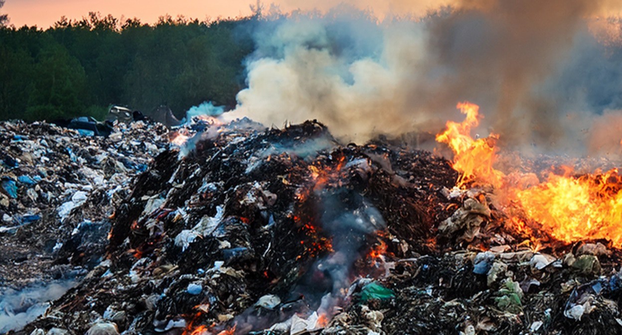 Горит мусор на свалке. Иллюстрация создана "Кавказским узлом" с помощью ИИ в программе Photoshop