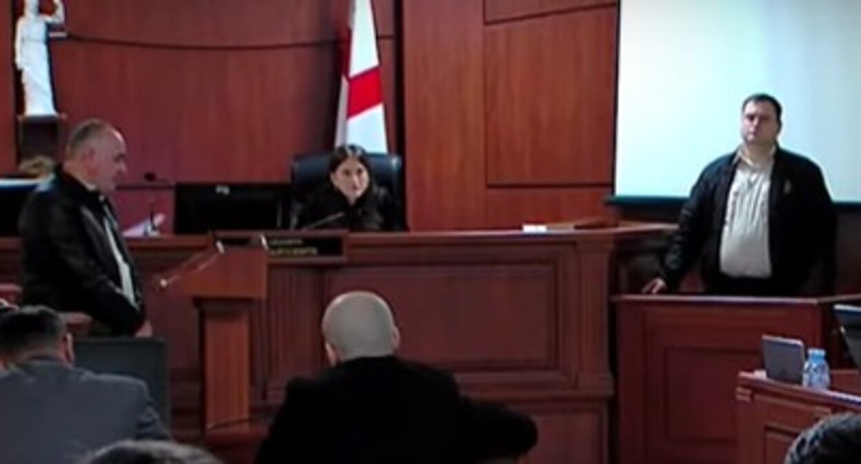 Суд по делу Мзии Амаглобели допрашивает сотрудника полиции Батуми. Стоп-кадр видеосюжета TV. Pirveli.