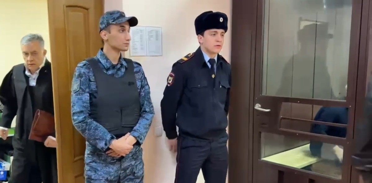 Заседание по мере пресечения для главы управления имущественных отношений Каспийска. Кадр видео Объединенной пресс-службы судов Дагестана https://t.me/Femida_Dagestana/72