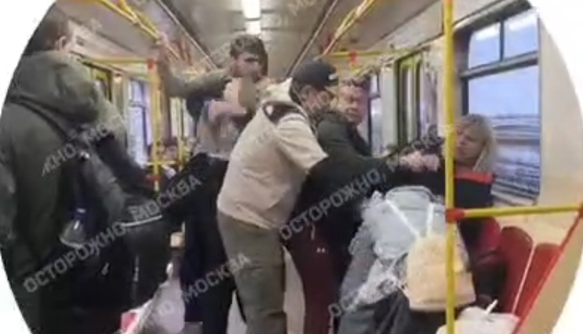 Драка в московском метро. Кадр видео t.me/ostorozhno_moskva/21562
