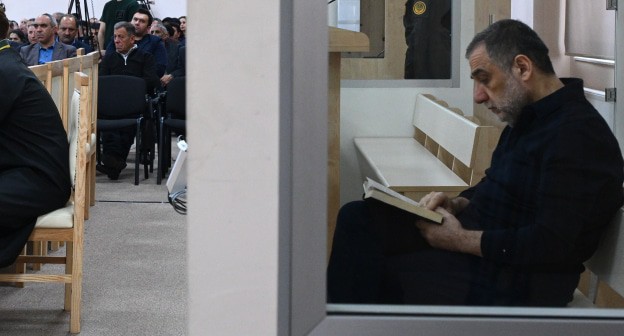 Рубен Варданян во время заседания суда 1 апреля. Фото агентства "Азертадж" azertag.az/ru/xeber/na_sude_nad_rubenom_vardanyanom_poterpevshie_dali_pokazaniya_i_otvetili_na_voprosy-3481859
