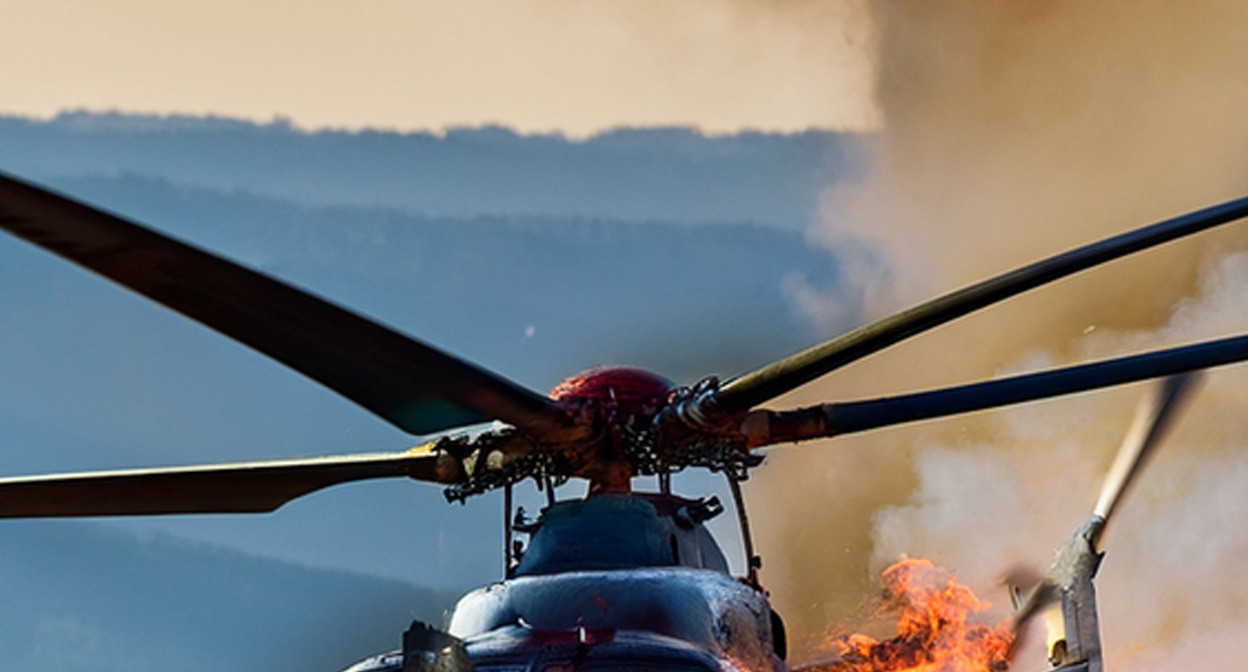 Поджог вертолета. Иллюстрация создана «Кавказским узлом» с помощью ИИ в программе Photoshop