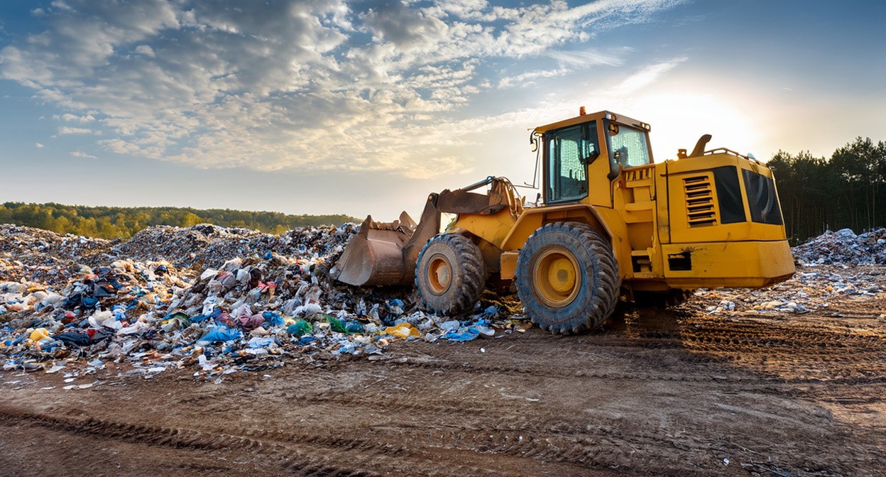 Бульдозер на ликвидации свалки. Иллюстрация создана "Кавказским узлом" с помощью ИИ в программе Photoshop