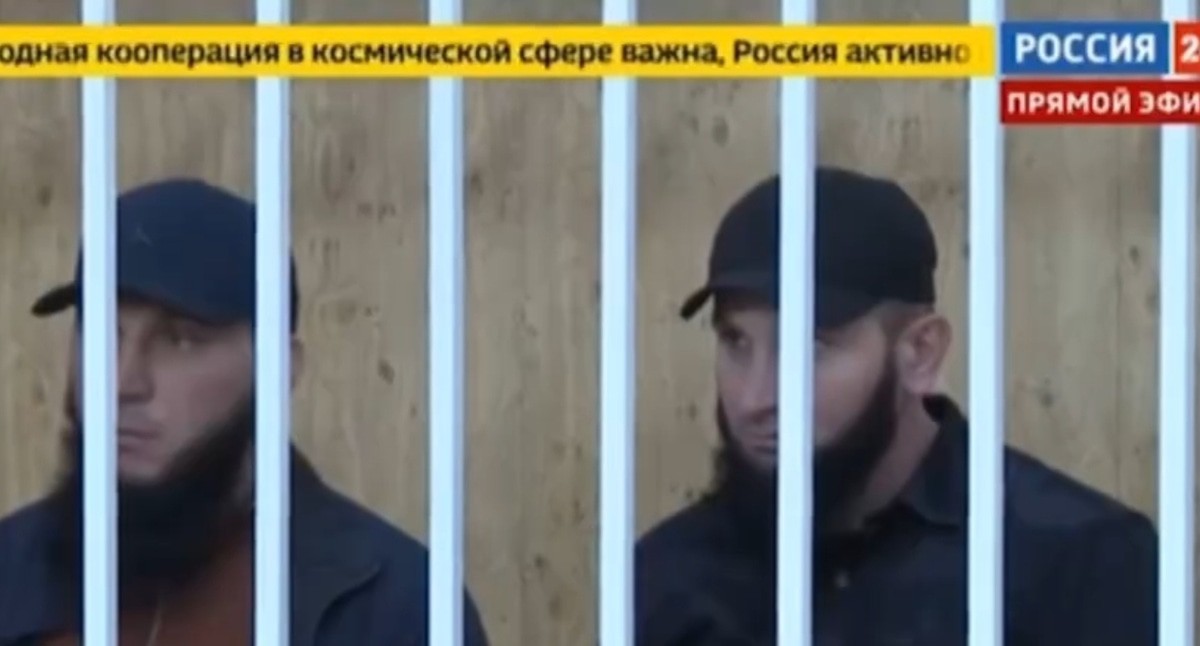 Мовсар и Илез Гагиевы в суде. Кадр видеосюжета "Россия 24". https://t.me/serdalo_ingushetii/56536