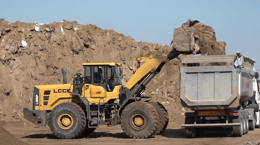 Погрузка песка с мазутом на полигоне в хуторе Воскресенский. Стоп-кадр видео оперштаба Краснодарского края от 30.03.25, https://t.me/opershtab23/13020