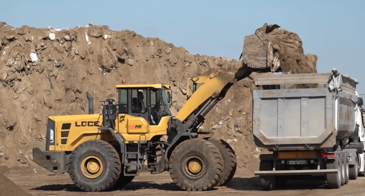 Погрузка песка с мазутом на полигоне в хуторе Воскресенский. Стоп-кадр видео оперштаба Краснодарского края от 30.03.25, https://t.me/opershtab23/13020