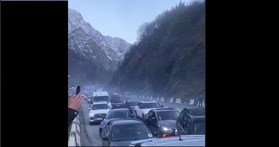 Пробка на Военно-Грузинской дороге. Кадр видео из телеграм-канала "Граница Грузии" https://t.me/verhniy_lars/2242