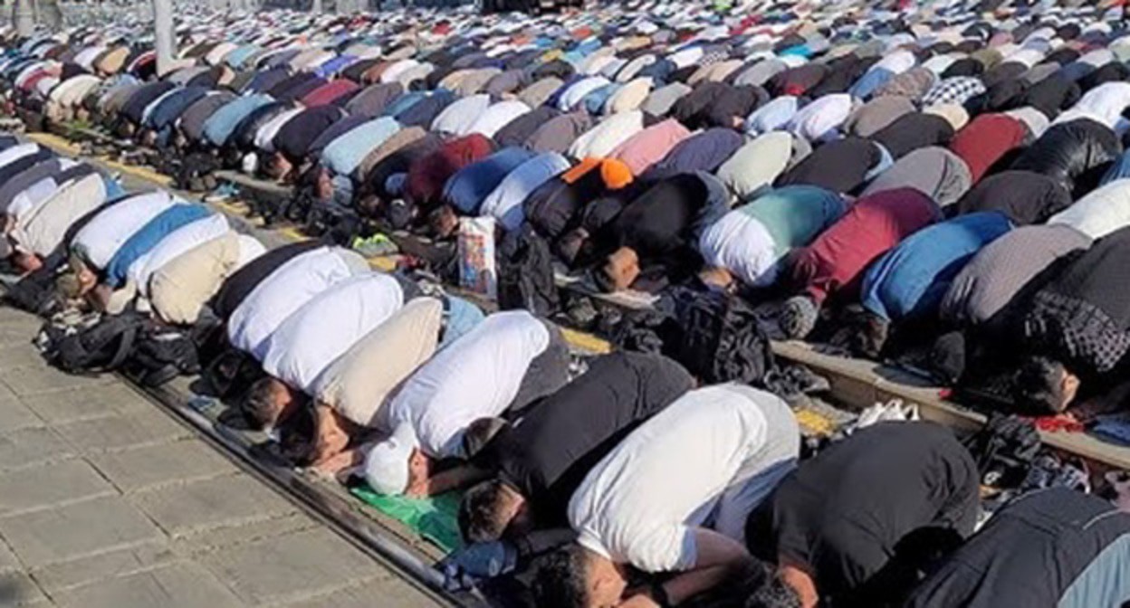 Верующие во время намаза. Скриншот видео https://www.youtube.com/watch?v=r8JEEzleb0A