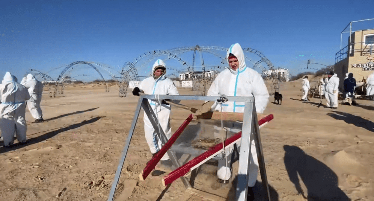 Ручное просеивание песка в Витязево. Стоп-кадр видео оперштаба Краснодарского края от 18.04.25, https://t.me/opershtab23/13279