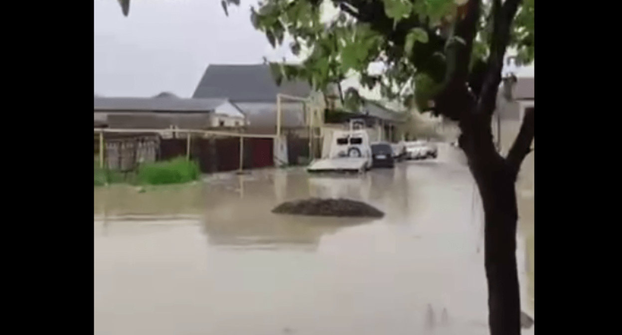 Обстановка на улице Рыбникова в Дагестанских Огнях. Стоп-кадр видео из Telegram-канала "Блог Дагестана" от 16.04.25, https://t.me/dagestanblog/6893.