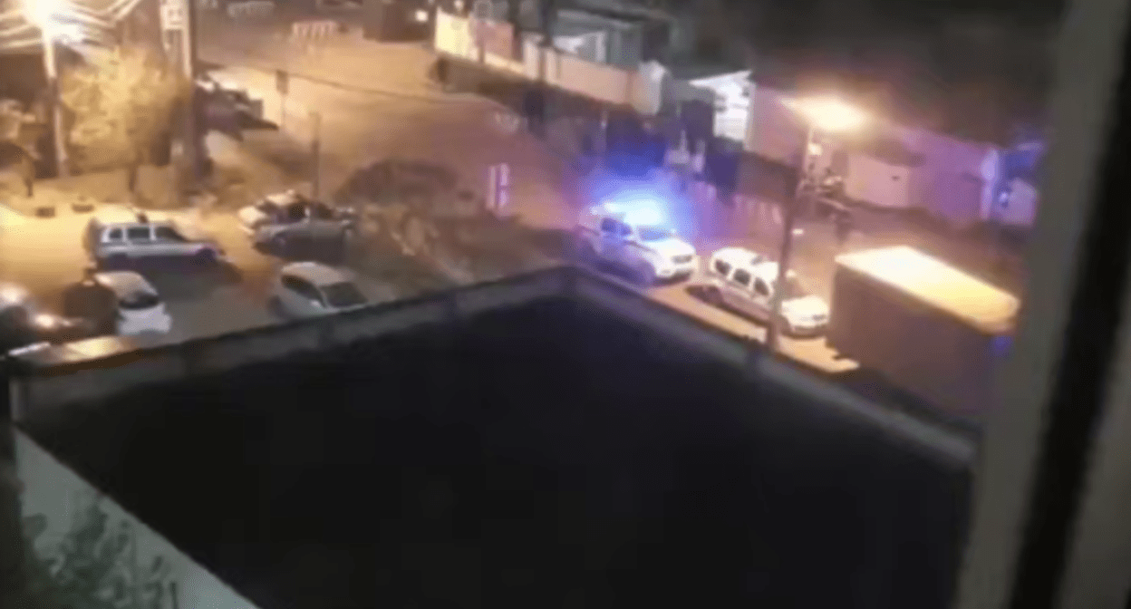 Машины силовиков у здания военной комендатуры в Краснодаре. Скриншот фото из Telegram-канала "Краснодар. Телетайп" от 18.04.25, https://t.me/tipichkras/62745