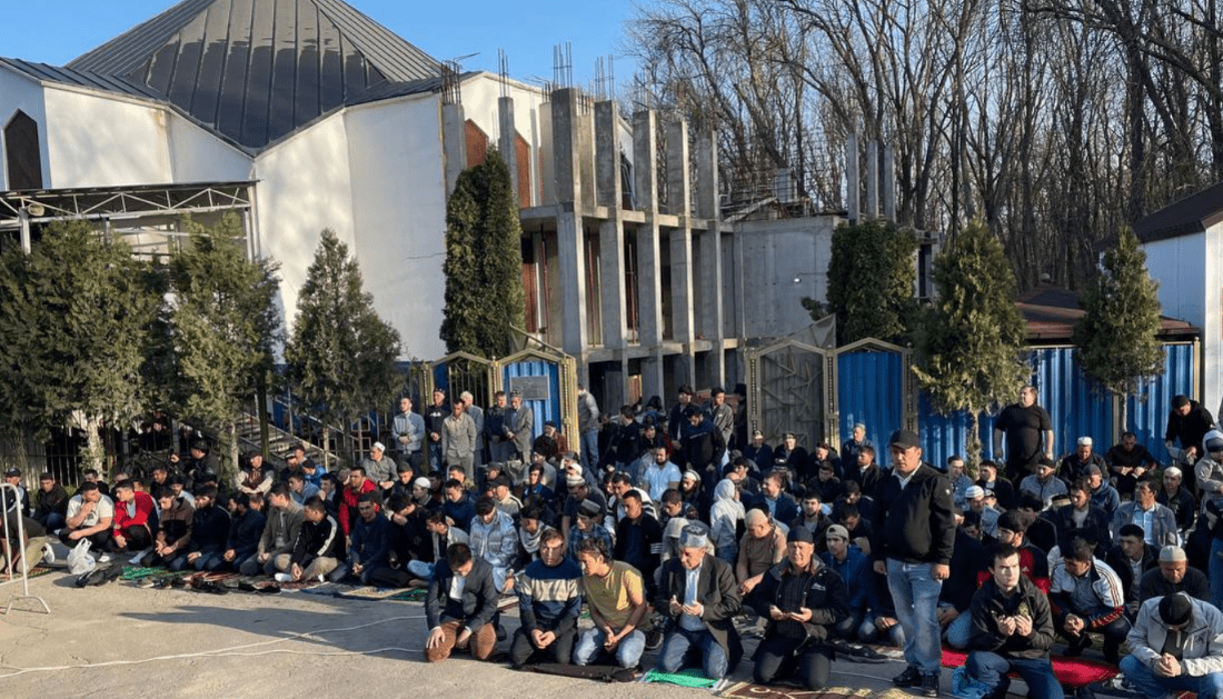 Мусульмане у мечети в Ростове-на-Дону. Фото из Telegram-канала DonDay https://t.me/DonDay/5127