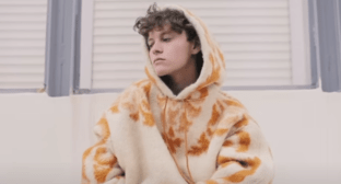 Шарлот. Стоп-кадр видео из клипа 