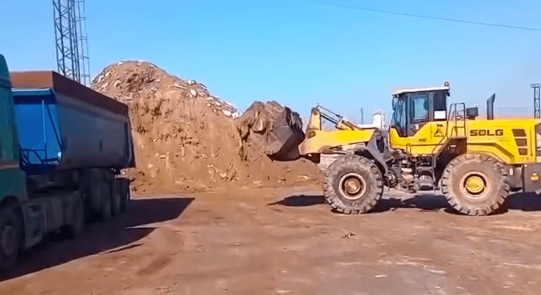 Гора песка с мазутом на полигоне в хуторе Воскресенский. Стоп-кадр видео оперштаба Краснодарского края от 18.04.25, https://t.me/opershtab23/13289.