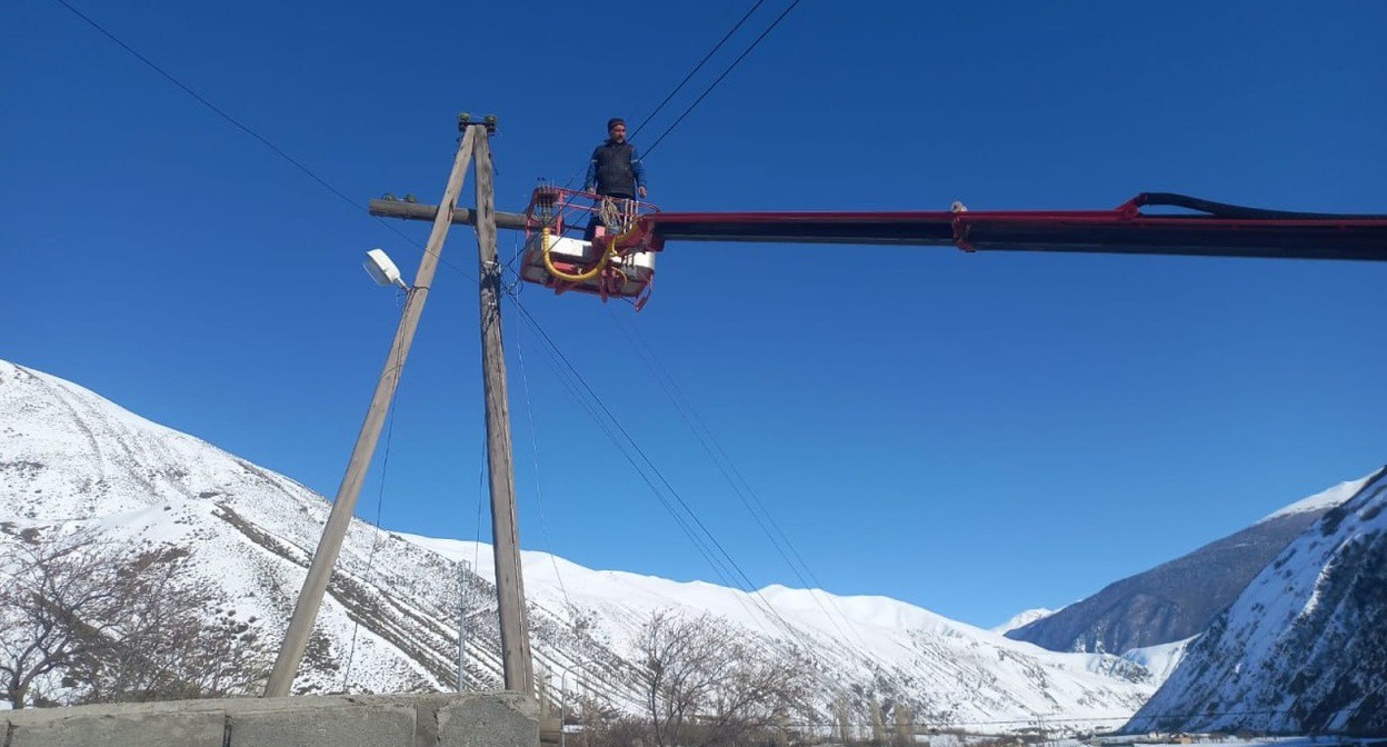 Аварийные работы. Скриншот из телеграм-канала "Дагэнерго: Live" https://t.me/dagenergo05/6112?single