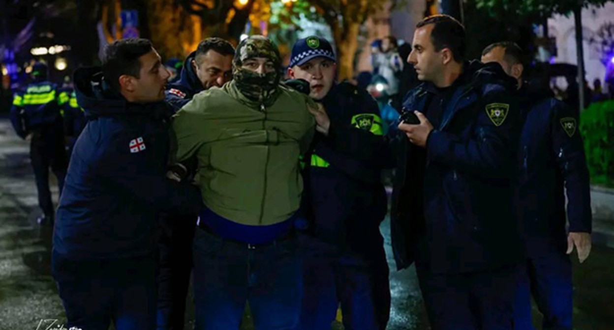 Задержание активиста. Тбилиси, 20 апреля 2025 г. Фото: Akeb Bakar/Irakli Soselia https://t.me/Tbilisi_life/39016