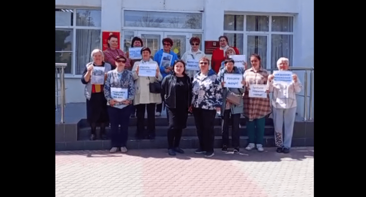 Участники обращения. Стоп-кадр видео со страницы в соцсети "ВКонтакте" Натальи Оськиной от 21.04.25, https://vk.com/wall599950419_19874.