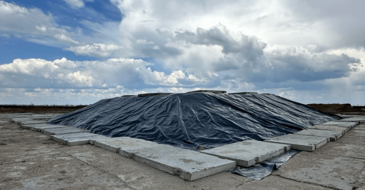 Песок с мазутом на семикаракорском полигоне. Скриншот фото из Telegram-канала Михаила Фишкина от 22.04.25, https://t.me/mikhail_fishkin/178.