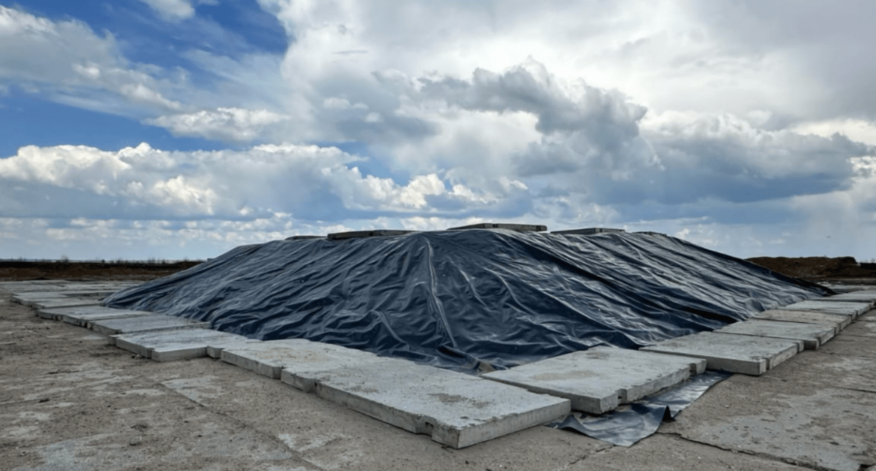 Песок с мазутом на семикаракорском полигоне. Скриншот фото из Telegram-канала Михаила Фишкина от 22.04.25, https://t.me/mikhail_fishkin/178.