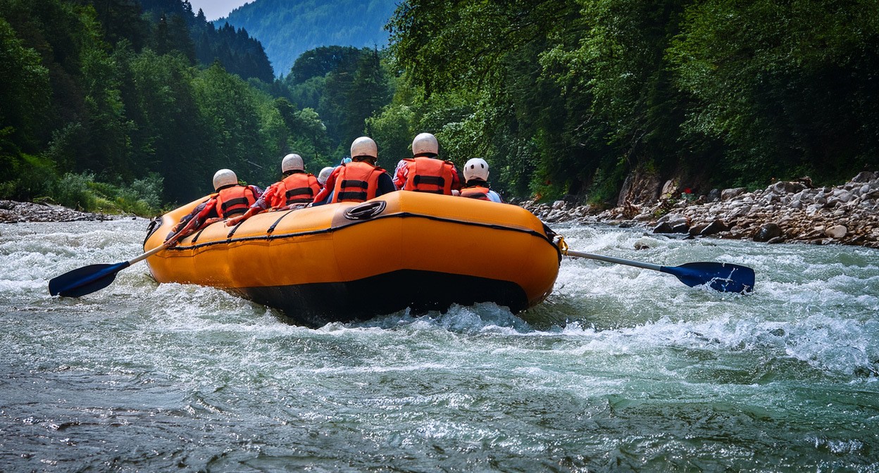 Сплав по реке.Иллюстрация создана "Кавказским узлом" с помощью ИИ в программе Photoshop
