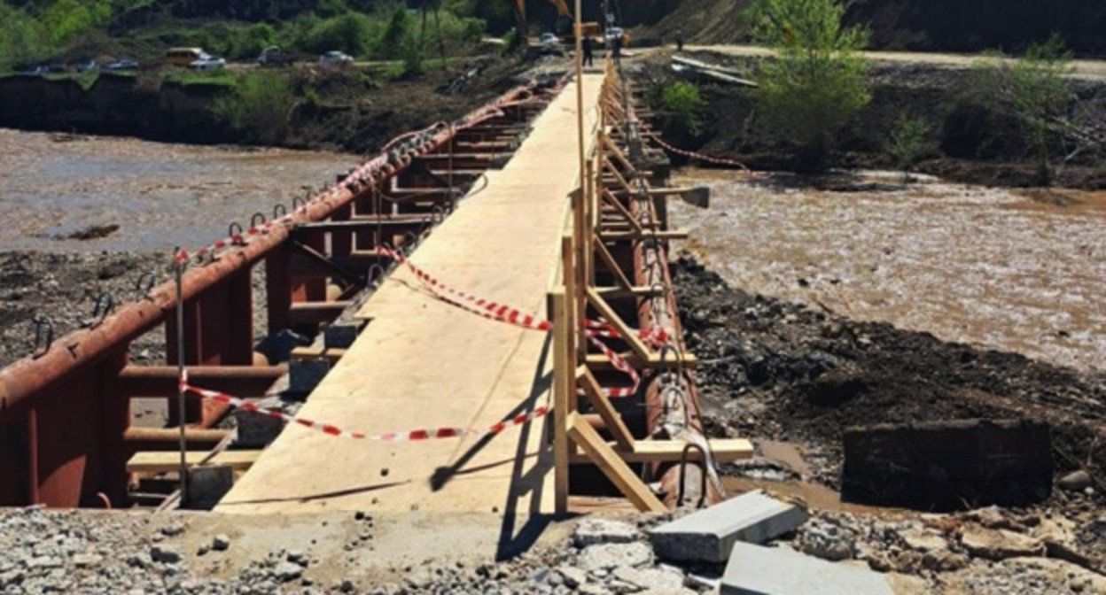 Переправа через реку в Сулейман-Стальском районе разрушена. Фото: https://05.mchs.gov.ru/deyatelnost/press-centr/operativnaya-informaciya/5499659