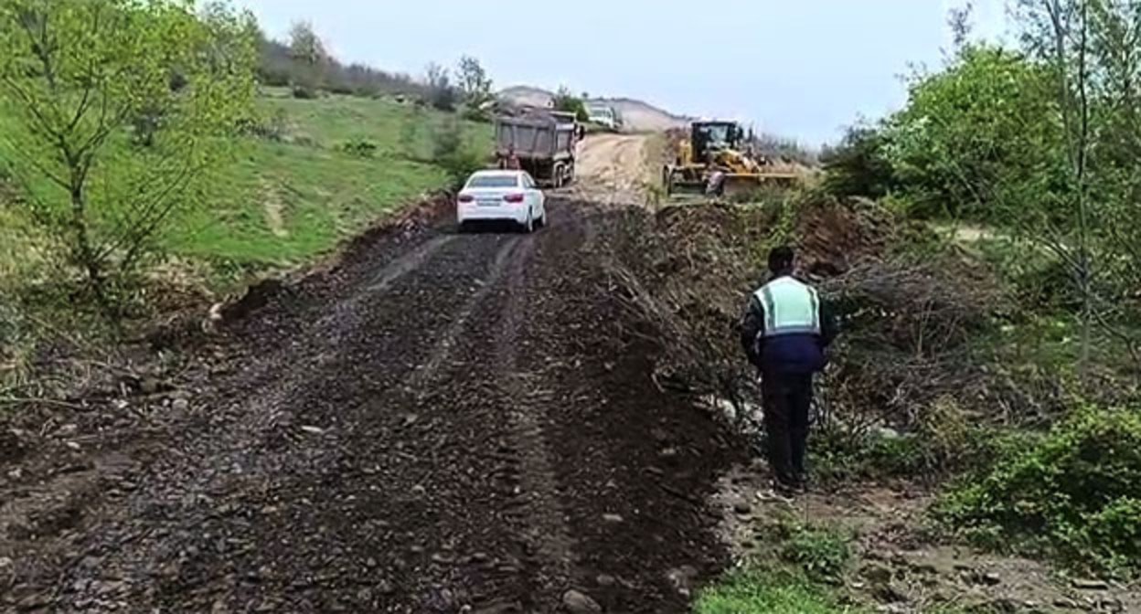 Дорога в Сулейман-Стальском районе Дагестана. 23 апреля 2025 г. Скриншот видео https://t.me/dagavtodor/6669