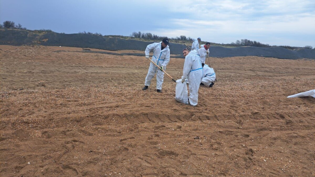 Уборка мазута на пляже в Анапе. 25 апреля 2025 г. Фото: https://t.me/opershtab23/13339