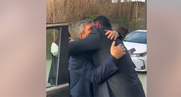 Аваз Зейналлы вышел на свободу. 25 апреля 2025 г. Скриншот видео https://www.facebook.com/watch/?v=1208467900786493