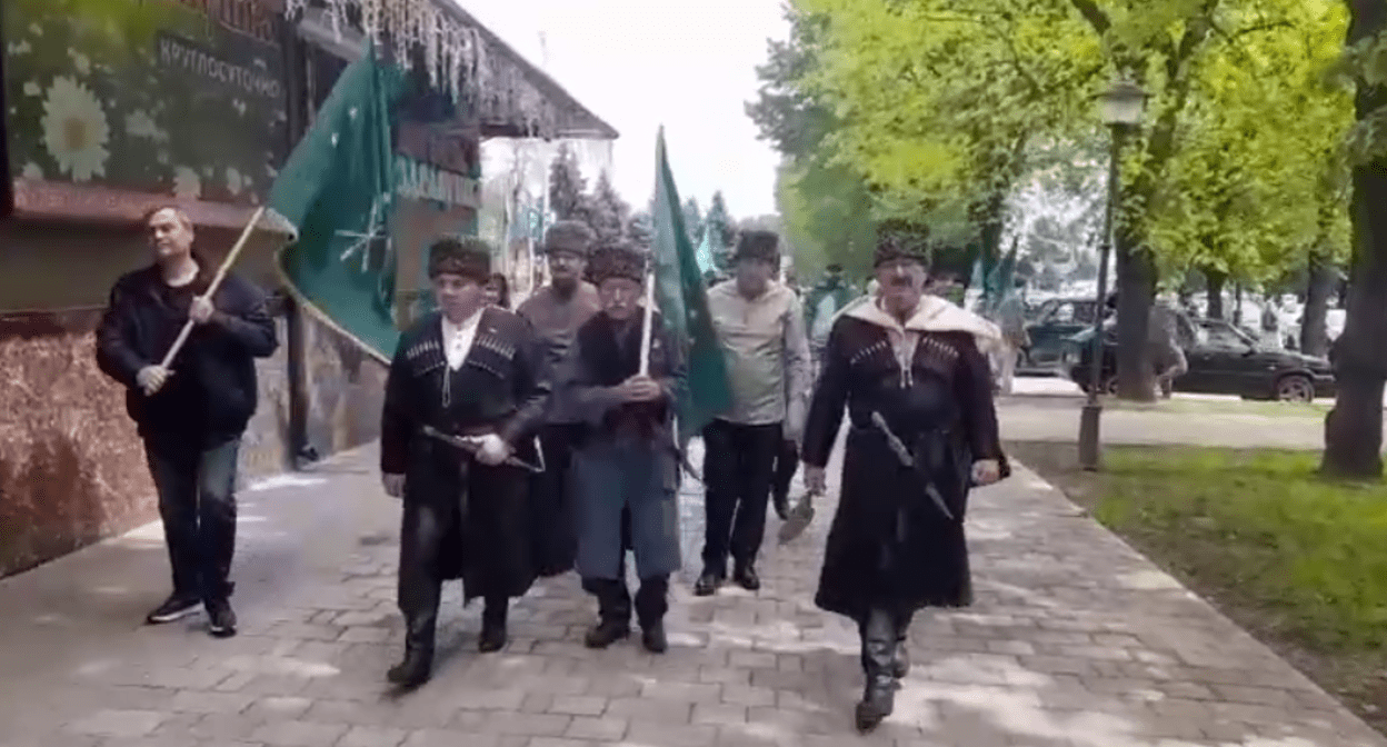 Шествие в Нальчике по случаю дня черкесского флага. Стоп-кадр видео из Telegram-канала Мартина Кочесоко (признан иноагентом) от 25.04.25, https://t.me/Martin_Kochesoko/2623?single