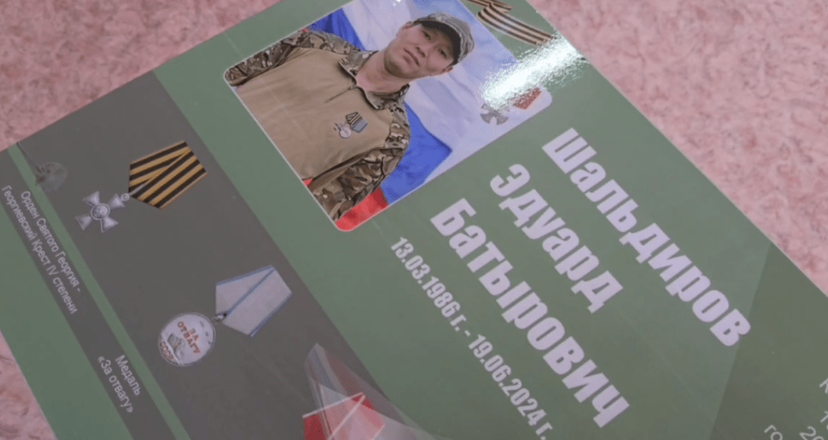 Именная парта Эдуарда Шальдирова. Стоп-кадр видео из Telegram-канала администрации Целинного района от 25.04.25, https://t.me/tcelinrmo/24687.