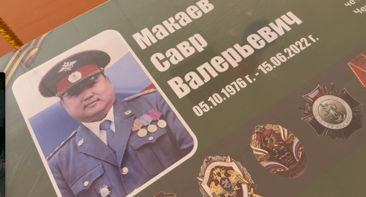 Информация о Савре Макаеве на именной парте. Стоп-кадр видео из Telegram-канала администрации Черноземельского района от 27.04.25, https://t.me/Chermo/12730.