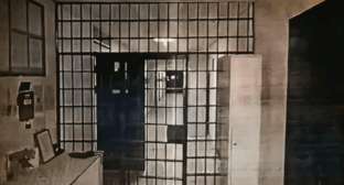 Решетка перед отделением психиатрии в Ростовской туберкулезной больнице. Скриншот фото 161.ru из материалов дела, https://161.ru/text/criminal/2025/04/27/75393026/?utm_source=app&utm_medium=ios