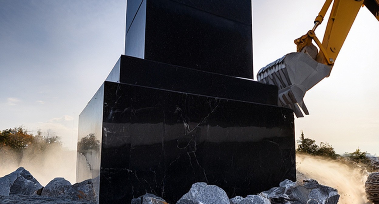 Снос памятника. Иллюстрация создана "Кавказским узлом" с помощью ИИ в программе Photoshop