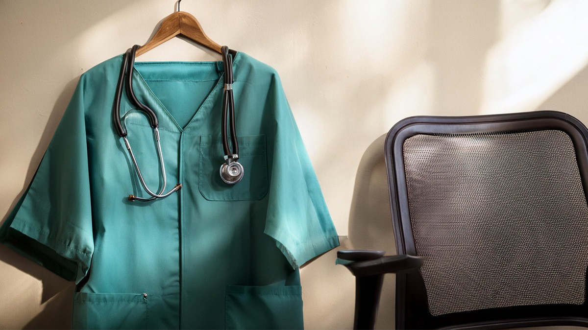 Форма врача. Иллюстрация создана «Кавказским узлом» с помощью ИИ в программе Photoshop