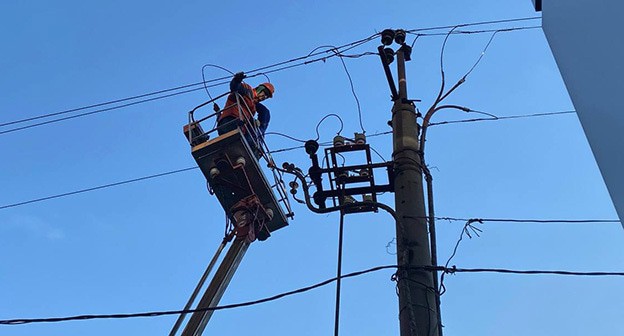 Работы по устранению неполадок в электроснабжении. Фото: https://riadagestan.ru/