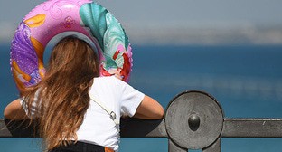 Ребенок на берегу моря. Фото Елены Синеок, 