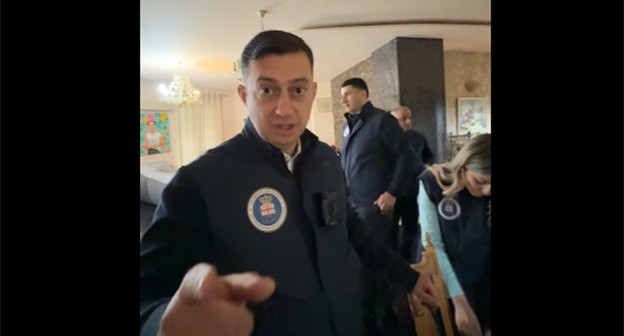 Сотрудники прокуратуры пришли с обыском к Нануке Жоржолиани. Стоп-кадр видео из ее Facebook* от 29.04.25, https://www.facebook.com/nanuka.zhorzholiani/videos/2020760671744163 (деятельность компании Meta, владеющей Facebook, запрещена в России) Сотрудники прокуратуры пришли с обыском к Нануке Жоржолиани. Стоп-кадр видео из ее Facebook* от 29.04.25, https://www.facebook.com/nanuka.zhorzholiani/videos/2020760671744163 (деятельность компании Meta, владеющей Facebook, запрещена в России)