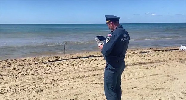 Сотрудник МЧС обследует акваторию при помощи дрона. 29 апреля 2025 г. Скриншот видео https://t.me/opershtab23/13374 Сотрудник МЧС обследует акваторию при помощи дрона. 29 апреля 2025 г. Скриншот видео https://t.me/opershtab23/13374