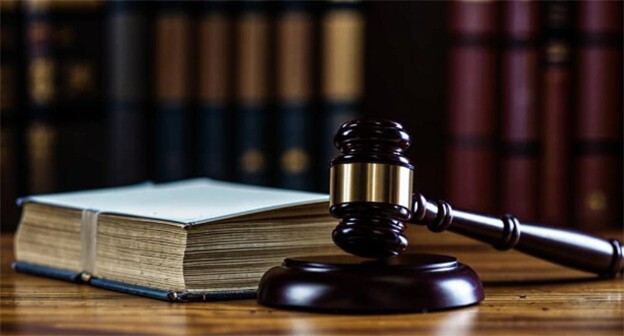 Судейский молоток. Иллюстрация "Кавказского узла", созданная при помощи программы Copilot

