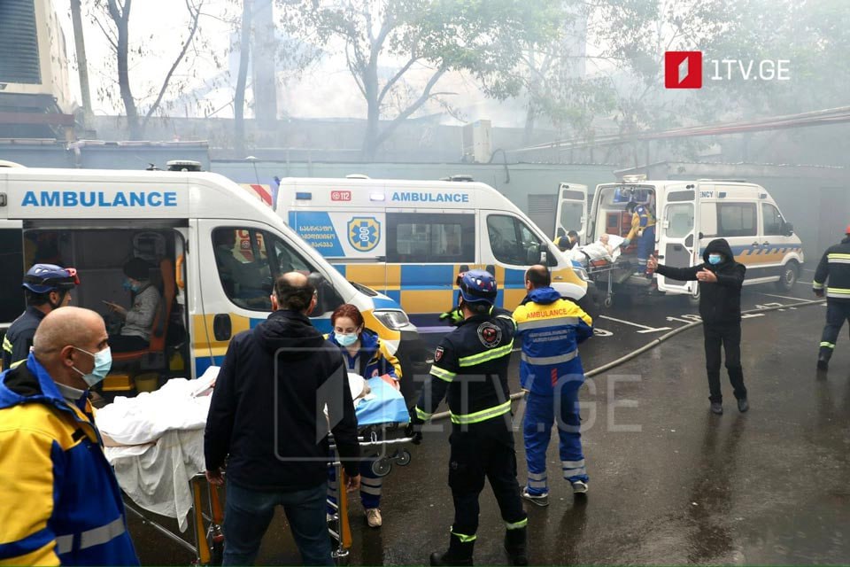 Эвакуация пациентов больницы из-за пожара на рынке в Тбилиси. Скриншот публикации в телеграм-канале "NEWSGEORGIA/Новости – Грузия" https://t.me/NGnewsgeorgia/24059